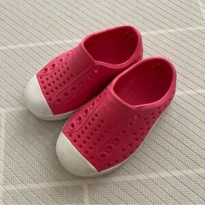 Native Jefferson slip-on shoes in a Hollywood Pink/White toddler Size C5